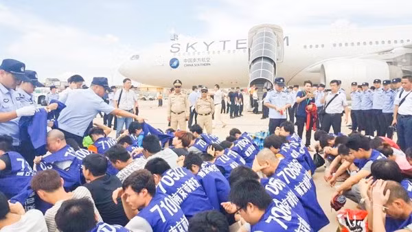 Campuchia trục xuất 63 người Trung Quốc vì tội tống tiền qua mạng.
