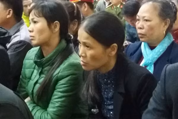 Nỗi đau hiện rõ trên khuôn mặt của hai người mẹ mất con.