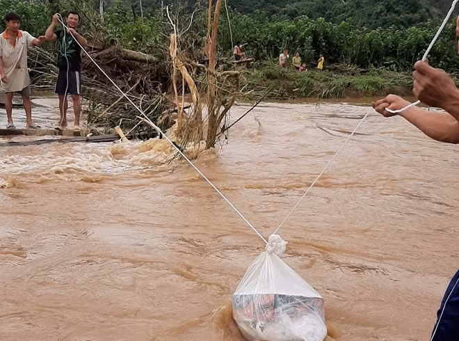 Đưa lương thực vào tiếp tế ở vùng bị nước lũ cô lập.