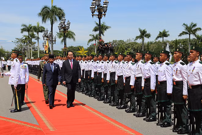 Chủ tịch nước Trần Đại Quang cùng Quốc vương Hagi Hassanal Bolkiah duyệt đội danh dự.