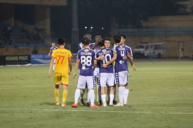 Chiến thắng đậm giúp Hà Nội cũng cố ngôi đầu sau vòng 22. Ảnh: CTV.