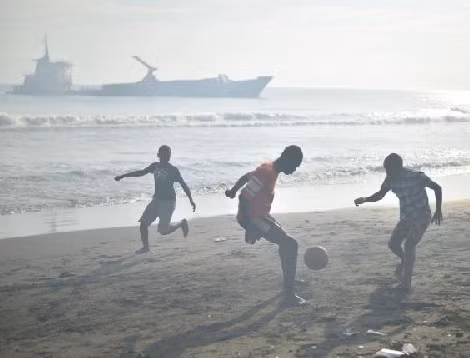 Trẻ em Haiti vui chơi trên bãi biển. Trẻ em Haiti vui chơi trên bãi biển.