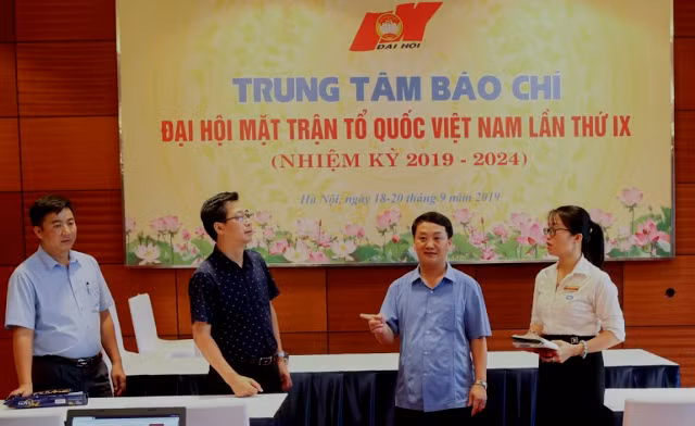 Phó Chủ tịch kiêm Tổng thư ký Ủy ban TƯ MTTQ Việt Nam Hầu A Lềnh kiểm tra Trung tâm báo chí phục vụ tuyên truyền Đại hội.