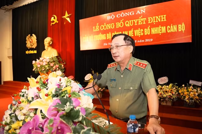Thứ trưởng Nguyễn Văn Thành phát biểu, giao nhiệm vụ cho Thiếu tướng Nguyễn Đình Thuận.