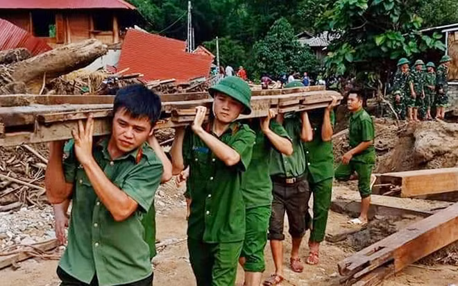 Lực lượng công an Quan Sơn di dời khẩn cấp nhiều hộ dân trong vùng nguy hiểm.