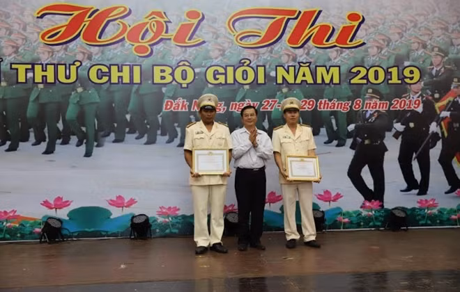 Đồng chí Nguyễn Văn Vân, Phó trưởng Ban Tuyên giáo Tỉnh ủy, trưởng Ban giám khảo trao giải nhì cho thí sinh Y Bhim Kễn và thí sinh Phạm Ngọc Hà.