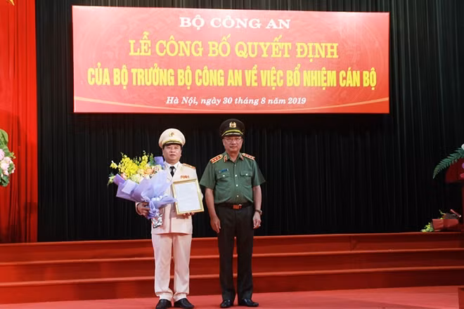 Thứ trưởng Nguyễn Văn Thành trao quyết định bổ nhiệm đối với Thiếu tướng Nguyễn Đình Thuận.