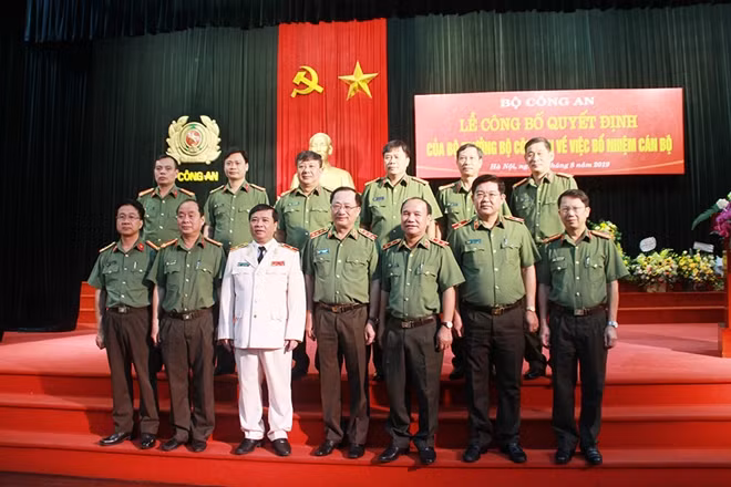 Thứ trưởng Nguyễn Văn Thành chụp ảnh lưu niệm với các cán bộ Cục An ninh kinh tế .