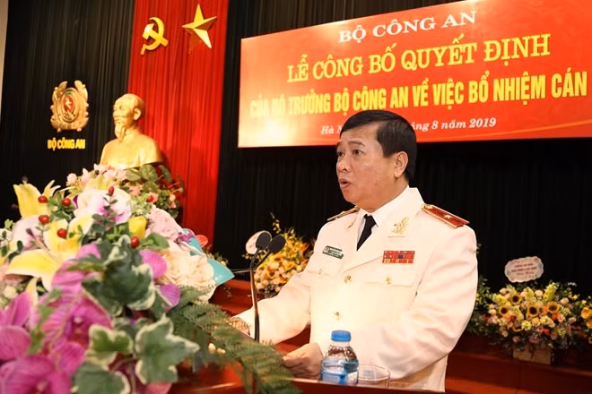 Thiếu tướng Nguyễn Đình Thuận phát biểu nhận nhiệm vụ .