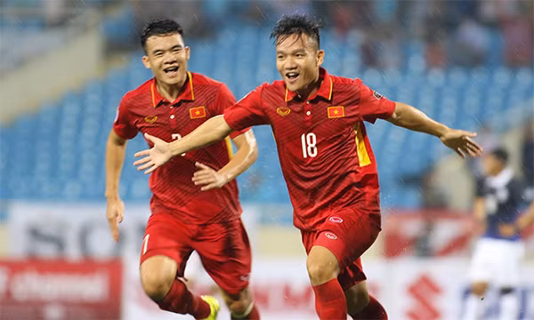 Thanh Trung(trái) là người mở tỷ số. Ảnh: VNE. Thanh Trung(trái) là người mở tỷ số. Ảnh: VNE.