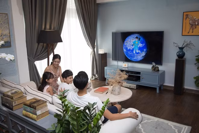 Ở nhà phòng tránh dịch, cả gia đình cùng trải nghiệm sản phẩm của VNPT.