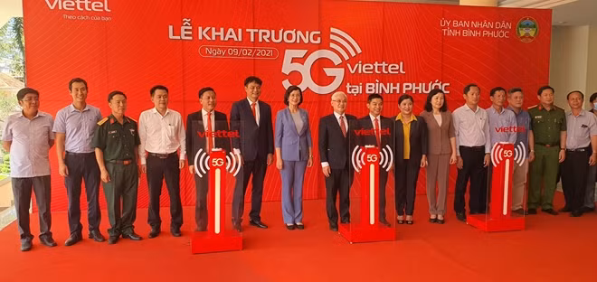 Đại diện UBND tỉnh và Viettel Bình Phước tham gia nghi lễ khai trương 5G.