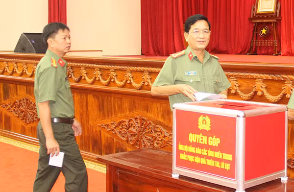 Ban Giám đốc Công an Hậu Giang cùng CBCS quyên góp ủng hộ đồng bào miền Trung.