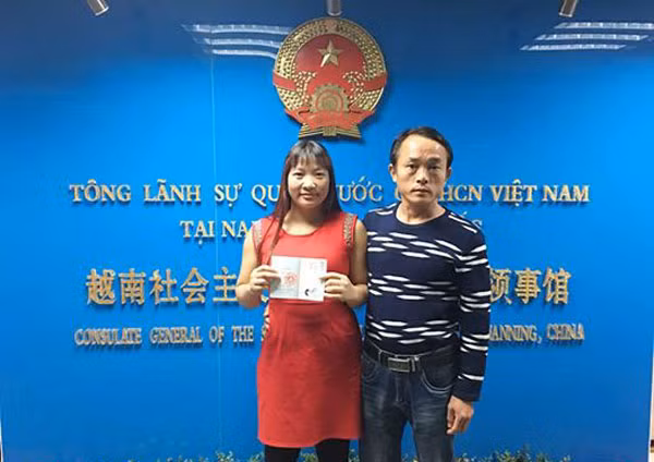 Chị Hà tại Lãnh sự quán Việt Nam sau khi được tìm thấy.