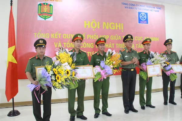 Trung tướng Trình Văn Thống trao Bằng khen của Tổng cục An ninh cho các tập thể và cá nhân.