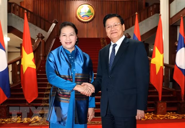 Chủ tịch Quốc hội Nguyễn Thị Kim Ngân hội kiến Thủ tướng Lào Thongloun Sisoulith. (Ảnh: Trọng Đức/TTXVN)