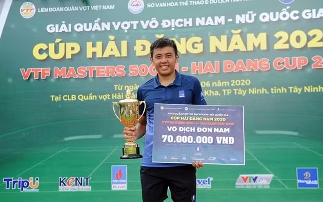 Tay vợt Lý Hoàng Nam nhận giải thưởng tại Giải Quần vợt vô địch nam – nữ quốc gia 2020.