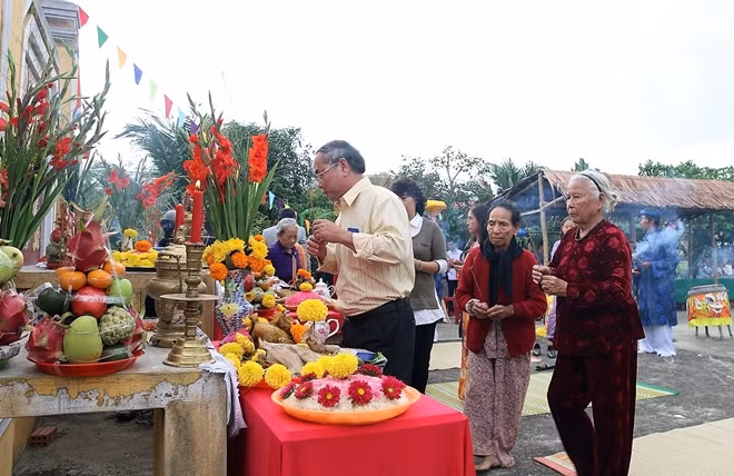 Người dân dâng hương tưởng nhớ các bậc tiền hiền, cầu mưa thuận gió hòa, mùa màng tươi tốt.