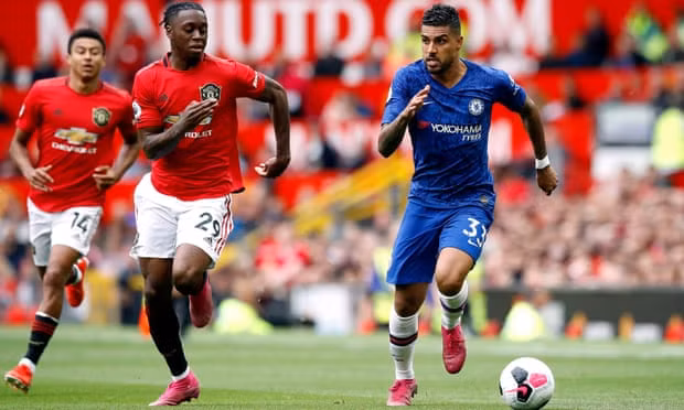 Chelsea (áo xanh) dù phải chơi trên sân khách như đã chiếm lĩnh thế trận trong những phút đầu. Ảnh: PA