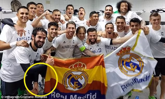 CR7 đang kiễng chân khi chụp ảnh.