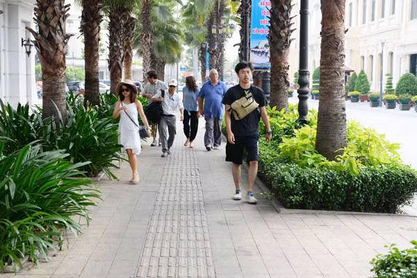 Vẫn còn nhiều ý kiến xung quanh đề án cho sử dụng tạm vỉa hè tại TP Hồ Chí Minh. Ảnh: Diệp Đức Minh.
