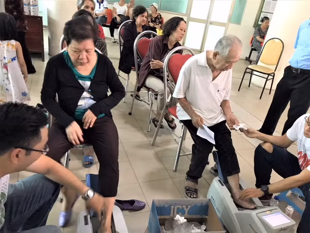 Đo loãng xương cho người cao tuổi.
