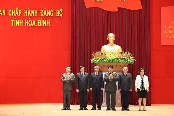 Thứ trưởng Bùi Văn Nam tặng Kỷ niệm chương “Bảo vệ an ninh Tổ quốc” của Bộ Công an cho các cá nhân.