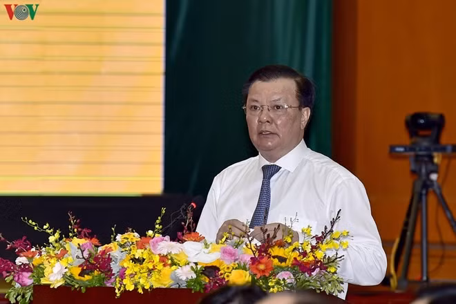 Bộ trưởng Bộ Tài chính Đinh Tiến Dũng trình bày báo cáo.