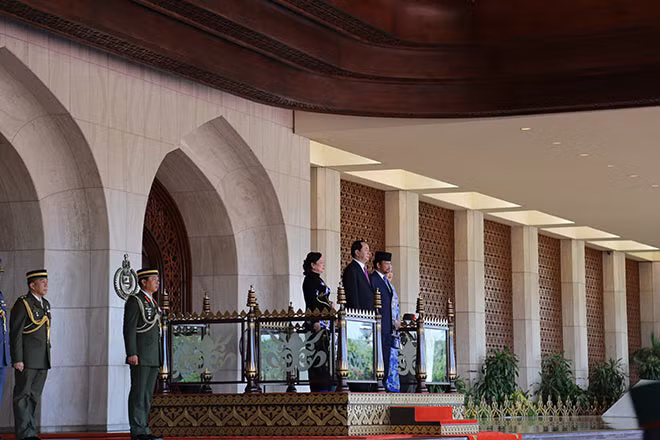 Chủ tịch nước Trần Đại Quang, Phu nhân cùng Quốc vương Hagi Hassanal Bolkiah và Hoàng hậu chủ trì lễ đón.