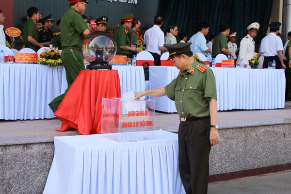Thượng tướng, GS.TS Tô Lâm – Bộ trưởng Bộ Công an ủng hộ đồng bào lũ lụt miền Trung.