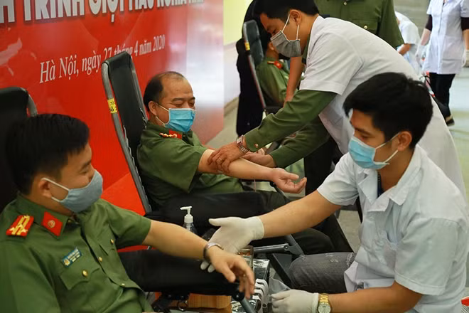 Sáng 27/4, chương trình hiến máu tình nguyện được đoàn thanh niên một số đơn vị Bộ Công an đã được tổ chức tại 47 Phạm Văn Đồng, Hà Nội.