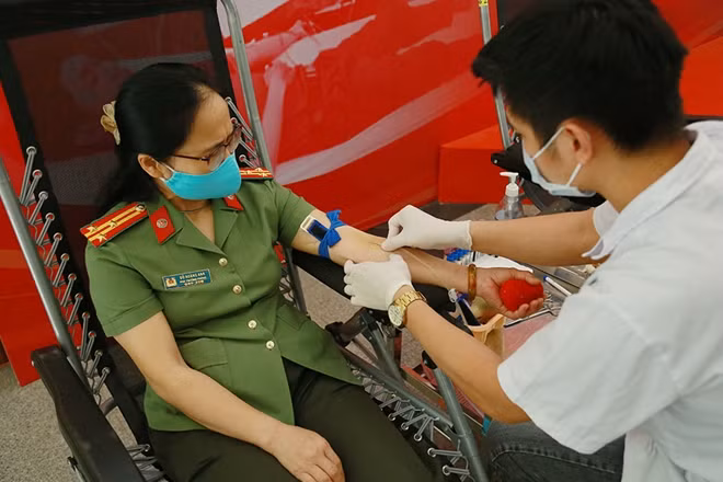 Các cán bộ chiến sĩ Công an tham gia hiến máu.