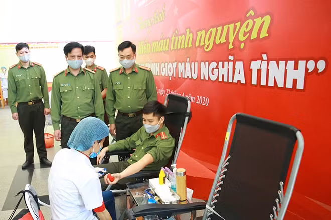 Được biết do ảnh hưởng của dịch COVID-19, nguồn máu cho y tế hiện đang trong tình trạng khan hiếm, đặc biệt là nhóm máu O, A nhiều cán bộ chiến sĩ đã đăng ký đi hiến máu.
