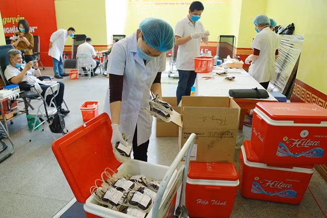 Kết thúc chương trình với sự hưởng ứng của đông đảo cán bộ chiến sĩ, ban tổ chức đã thu được hơn 400 đơn vị máu.