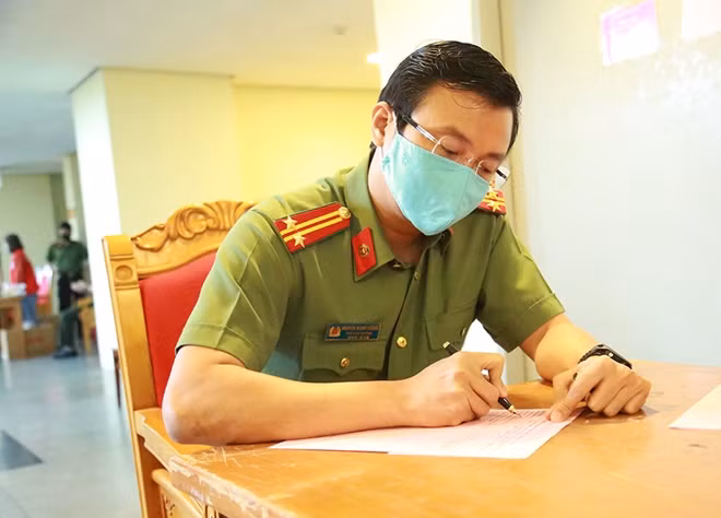 Trung tá Nguyễn Mạnh Cường, Phó cục trưởng Cục công nghiệp an ninh khai tờ khai hiến máu
