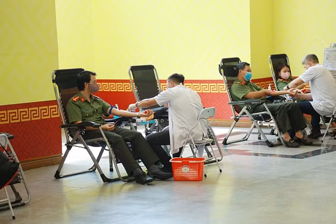 Để đảm bảo phòng tránh dịch COVID-19, các bàn hiến máu được được đặt cách xa nhau.