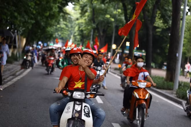 Không khí bóng đá lan tỏa trên mọi con đường, ngõ phố. Ảnh: Cao Nhân.