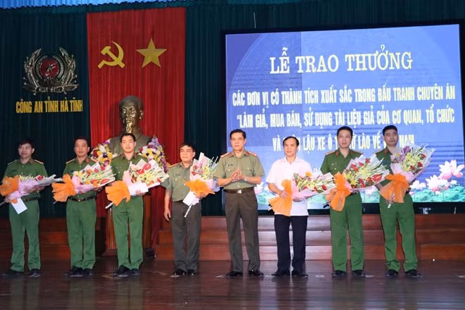 Đại tá Võ Trọng Hải - Giám đốc Công an Hà Tĩnh trao thưởng cho các lực lượng tham gia phá án.