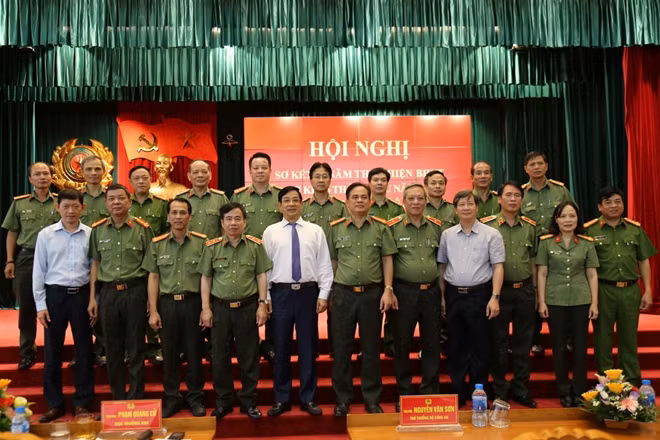 Trung tướng Phạm Quang Cử, đồng chí Lương Ngọc Khuê, Nguyễn Tá Tỉnh và các đại biểu dự Hội nghị.