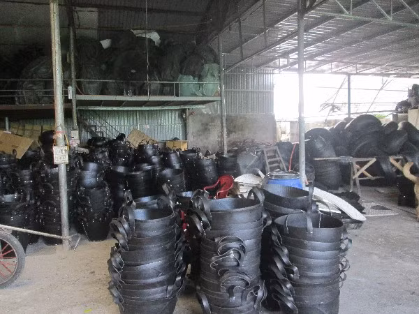Những sản phẩm thô được tái chế từ cao su tại cơ sở của ông Thông.