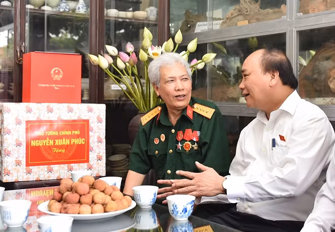 Thủ tướng Nguyễn Xuân Phúc thăm Đại tá Phan Quốc Dũng, thương binh hạng 2/4, hiện là Chủ tịch Hội Nạn nhân Chất độc da cam quận Hồng Bàng, TP. Hải Phòng. Ảnh: VGP/Quang Hiếu