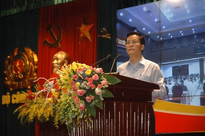 Thứ trưởng Bộ Ngoại giao Hà Kim Ngọc trực tiếp truyền đạt thông tin thời sự tại buổi nghe báo cáo
