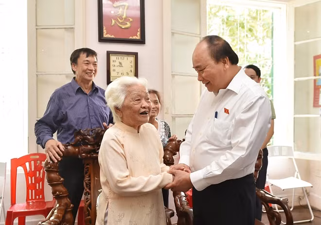 Thủ tướng Nguyễn Xuân Phúc thăm bà Nguyễn Thị Minh, sinh năm 1918, cán bộ lão thành cách mạng. Ảnh: VGP/Quang Hiếu