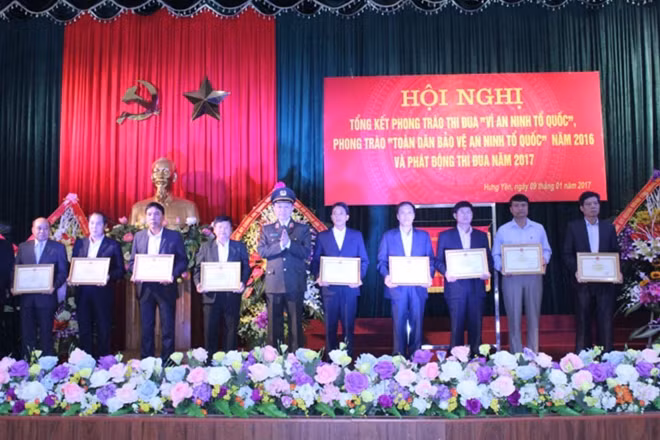 Bộ trưởng Tô Lâm trao Cờ thi đua xuất sắc của Bộ Công an và Bằng khen của Bộ trưởng Bộ Công an cho các đơn vị có thành tích xuất sắc.