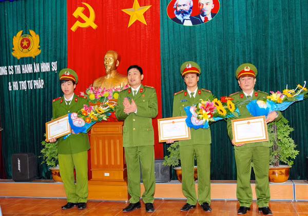 Khen thưởng các đơn vị PC67 và PC81.