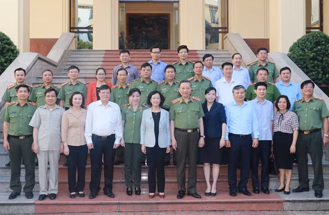 Đồng chí Trương Thị Mai, Thượng tướng Tô Lâm cùng các đại biểu dự buổi làm việc.