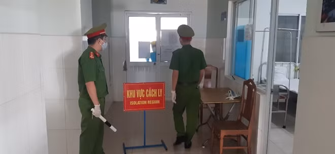 Công an quận Hải Châu làm nhiệm vụ đảm bảo ANTT bên ngoài Bệnh viện Đà Nẵng.
