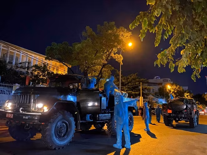 Tiểu đoàn Hóa học 78 (Quân khu 5) tiến hành khử trùng tại Bệnh viện C Đà Nẵng tối 26-7.