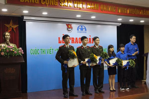 Ban tổ chức trao giải thưởng cho các tác giả đạt giải