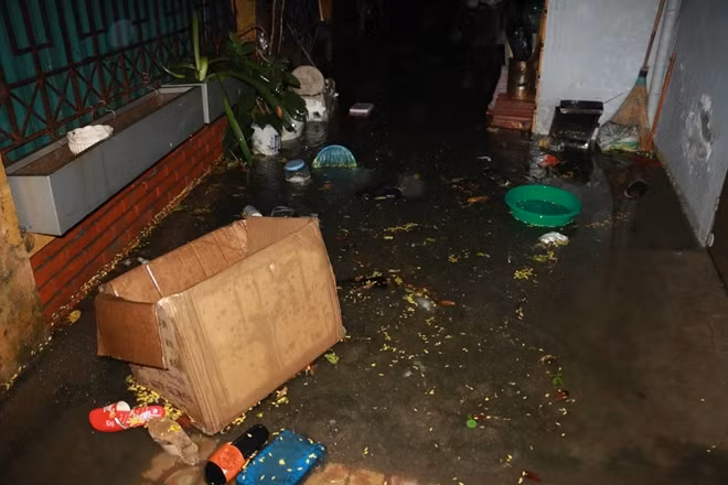 Khu vực Giải Phóng, nước dâng lên quá nhanh tràn vào nhà khiến nhiều gia đình không kịp trở tay.